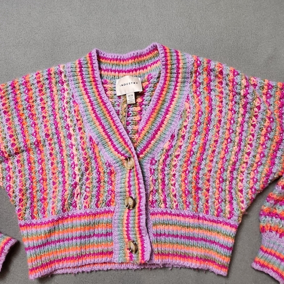 Soft and cozy colourful oversized cropped V-neck cardigan - Picture 2 of 13